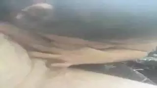 يائسة وهي ترتدي الملابس الداخلية، تخدمه بفمها