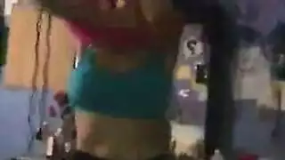 سمراء ساخنة في ملابس داخلية تشارك في مشهد إباحي صريح