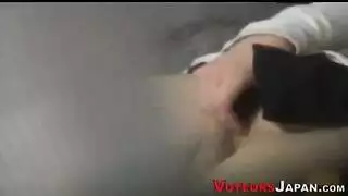 شقراء تتعرض لفرجها الضيق للضرب وهي مرتدية البيكيني