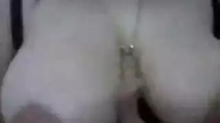 البنت تصور نفسها وهي تلعب في بزاز الام الضخمة