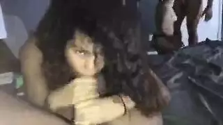 حفلة جنس جماعي في السكن مع قضيب جلدي عملاق مربوط