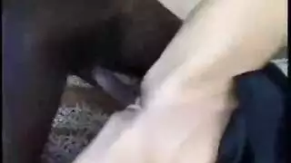 تدخل علي ابوها وهو زبه منتصب فيسخن عليها احلانيك