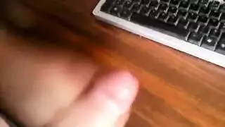 تدليك قضيبي مكثف يخرج تياراً سميكاً من المني