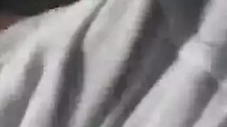 نمرة جشعة تتوق للقضيب وتحدق في العدسة