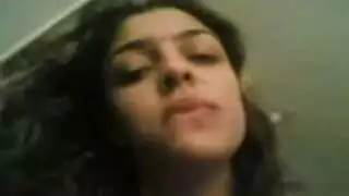 بنت تدخل رأس زوجها في كسها وهو نائم
