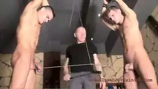 خضوع كامل: عبد مقيد يُستخدم فموياً