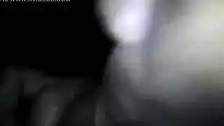 رجل محظوظ يحصل على مص ثلاثي قبل جنس جماعي جامح