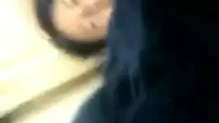 فتاة مراهقة ترتدي نظارات