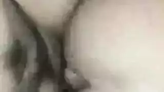 ثدي شاب ثقيل مترهل يتأرجح مع كل خطوة
