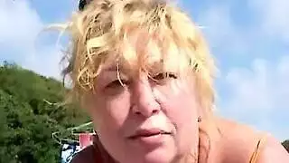 علاقة جنسية جماعية في الخارج لعاهرة ناضجة مشعرة ذات أثداء كبيرة