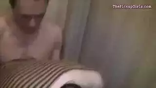 عاهرة تمتلئ برجال عشوائيين في جلسة جنس جماعي