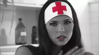 كس الفتاة الإبونية المبلل يحصل على ثقب باللسان ونشوات متعددة