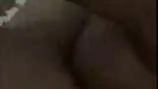 أم عازبة مفلسة تُغازل في فيلم إباحي خشن