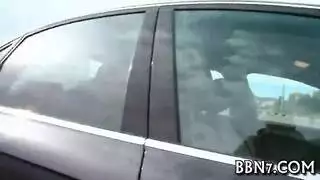 جمالية ذات صدر ممتلئ تُمارس الجنس علناً