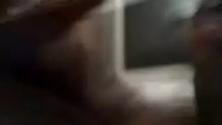 أداة سوداء ضخمة للقصم تبحث عن ضيق بلل