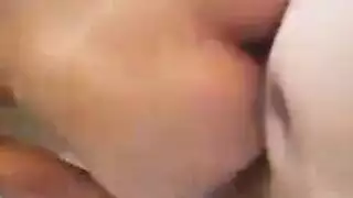 يعب في كسها