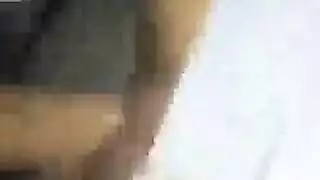 عاهرة مراهقة تأخذ قضيبًا كبيرًا في حلقها في فيديو صريح