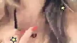 رجل ناضج يمارس الجنس مع وجه فتاة سمراء شابة بقضيبه الكبير