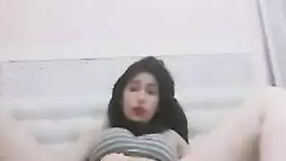 بنت ممحونة تمتع نفسها