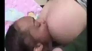 شباب أبينوس صغار يغريون ويرقصون تويرك وهم في ملابسهم الداخلية فقط