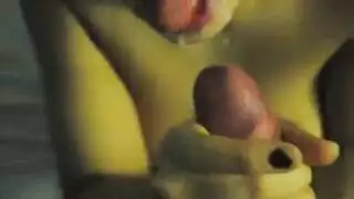 اثنين من السيدات جميلة، الهواة تقوم بجميع أنواع الأشياء المشاغب مع رجل من حيهم