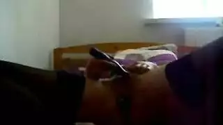 إيحَاءَات نَجْمَة إبَاحِيَة: تَصْوِير استِمنَائِهَا الجَوِي