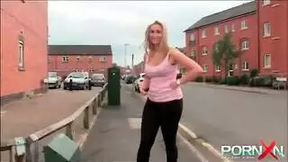 دُش ذَهَبي إكس إكس إكس: بَوْل على كُل جَسَدي بِجينز