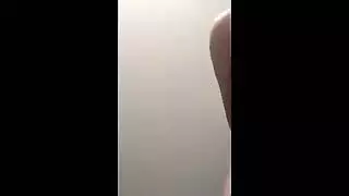 شقراء صغيرة تمص القضيب بمهارة ثم تمتلئ بواسطة صديقها المفضل