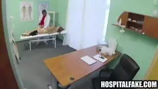 تحت المكتب: سمراء تمارس الجنس الفموي مع نائب الرئيس