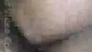 القضيب الأسود الكبير يملأ مهبلها الضيق في جلسة جماع شديدة