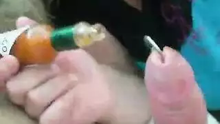 فتاة المزرعة الشهوانية تُدمر مهبلها الضيق من الخلف
