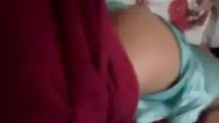 زوجة خائنة تحصل على جنس شرجي صعب بينما زوجها الجاهل يحتفل بمفرده