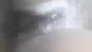 جماع جماعي عرقي مختلط: ثلاث نساء يتشاركن قضيبًا أسودًا كبيرًا