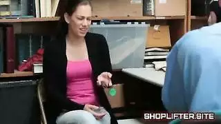 مخبرة صغيرة الحجم تأخذ هراوة الشرطي و قضيبًا اصطناعيًا ضخمًا في فمها و فرجها