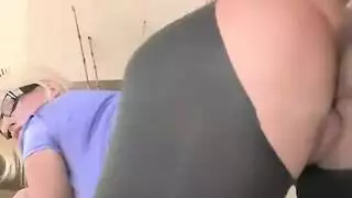 سكس دولي: شقراء ساخنة بمؤخرة مثالية تستقبل جنس فموي وزب قاس