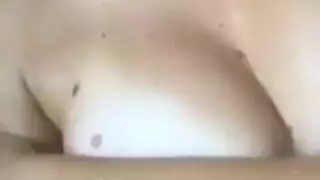 إباحة صالون تدليك: فتاة تتأوه وتنكح بقوة على الطاولة