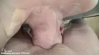 أثداء مزيفة كبيرة ومؤخرة مستديرة في مشاهد إباحية عنيفة