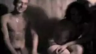 وجه بريء وكس مشاغل: مراهقة تظهر فرجها المشذب