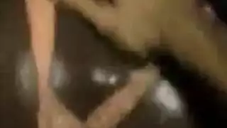 مص قاسي: شاب أسود مثير يحصل على خدمة لقضيبه