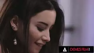 مغنيات يتعرين ويتم مداعبتهن بأصابع في مشهد إباحي مركز على الثدي
