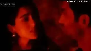 الفاتنة سارة تتعمق في الوضع الكلبي