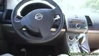 مراهقة عاهرة تمص وتركب قضيبًا صلبًا عملاقًا