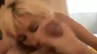 قذف داخل الأريكة لهاتين الفتاتين الهواة