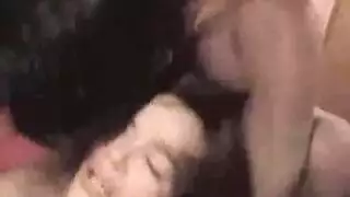 مثليات كبيرة الصدر مقص وأصابع على الطاولة
