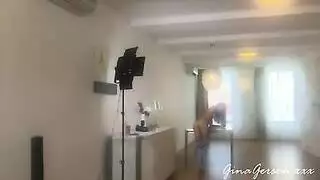 شقراء ناضجة تتعامل بفمها الخبير مع قضيب صلب