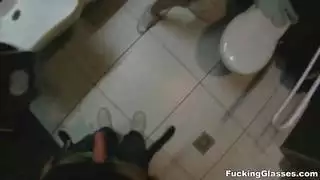 مهارات فم الشاب الصغير تجعلها تتوسل لقضيبه