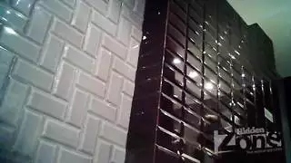 فتاة صغيرة تستكشف فرجها المثقوب بعمق