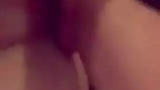 فتاة سعودية سمينة الساقين تأخذ جماعاً شرجياً قوياً في ليلة زفافها