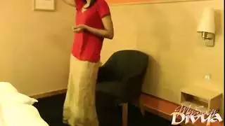 الفحول الشباب يضربون العاهرات الجميلات في جنس جماعي صريح