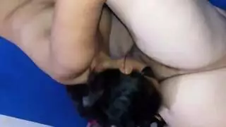 ربة منزل مثيرة تنزل على ركبتها لصديق زوجها